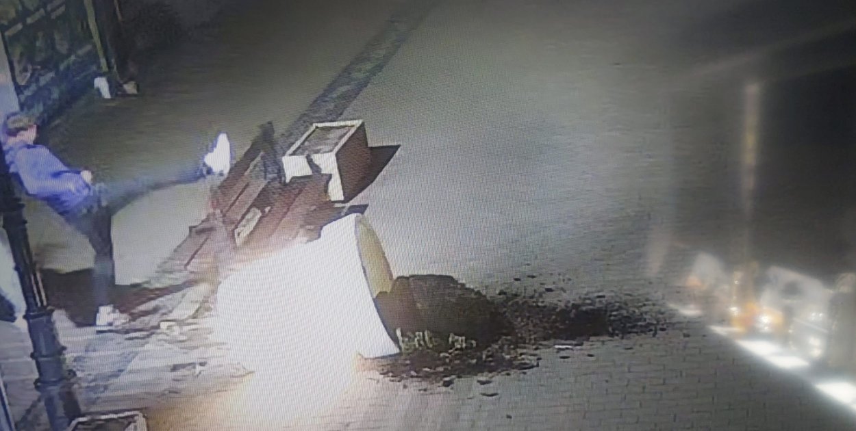 Długo nie szukali. Na nagraniach widać, jak 26-latek z Krobi "załatwia donicę"