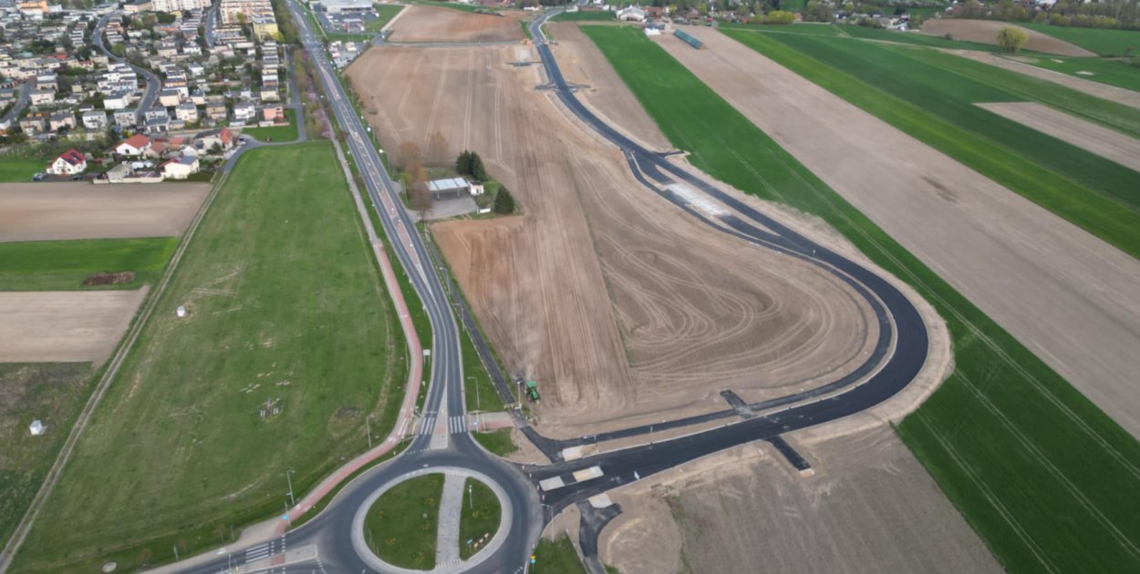 Asfalt już jest, z kolizją sobie poradzili. Kierowcy wypatrują otwarcia, ale...