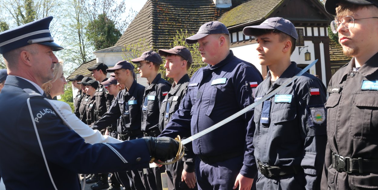 Mundur zobowiązuje. Ponad 40 uczniów odebrało akty nominacji na wyższe...